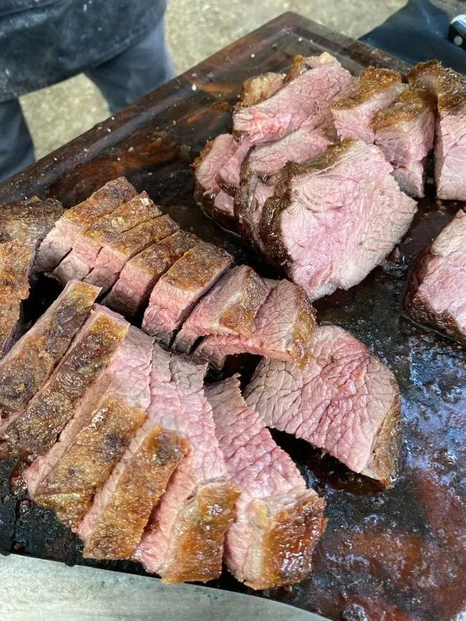 Cortes de carne a la parrilla en un evento de C.I.M