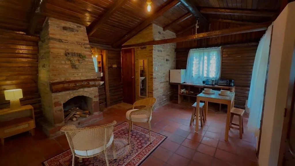 Cabaña Las Tres Marías dentro de la propiedad, en estilo rústico