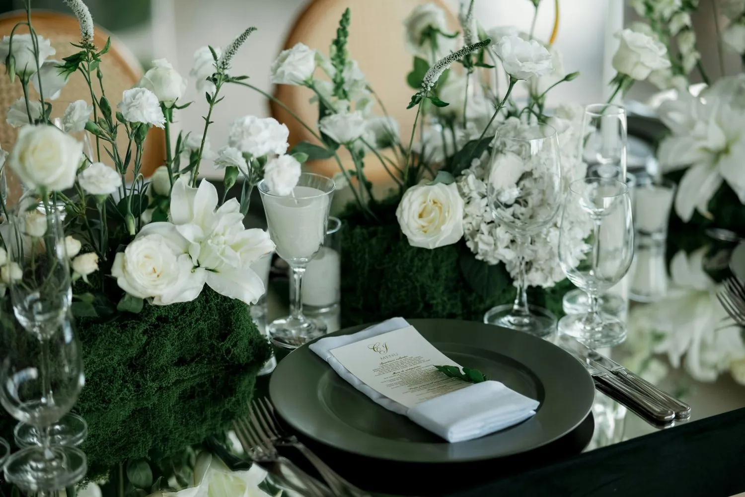 Mesa larga vestida en blanco para una celebración
