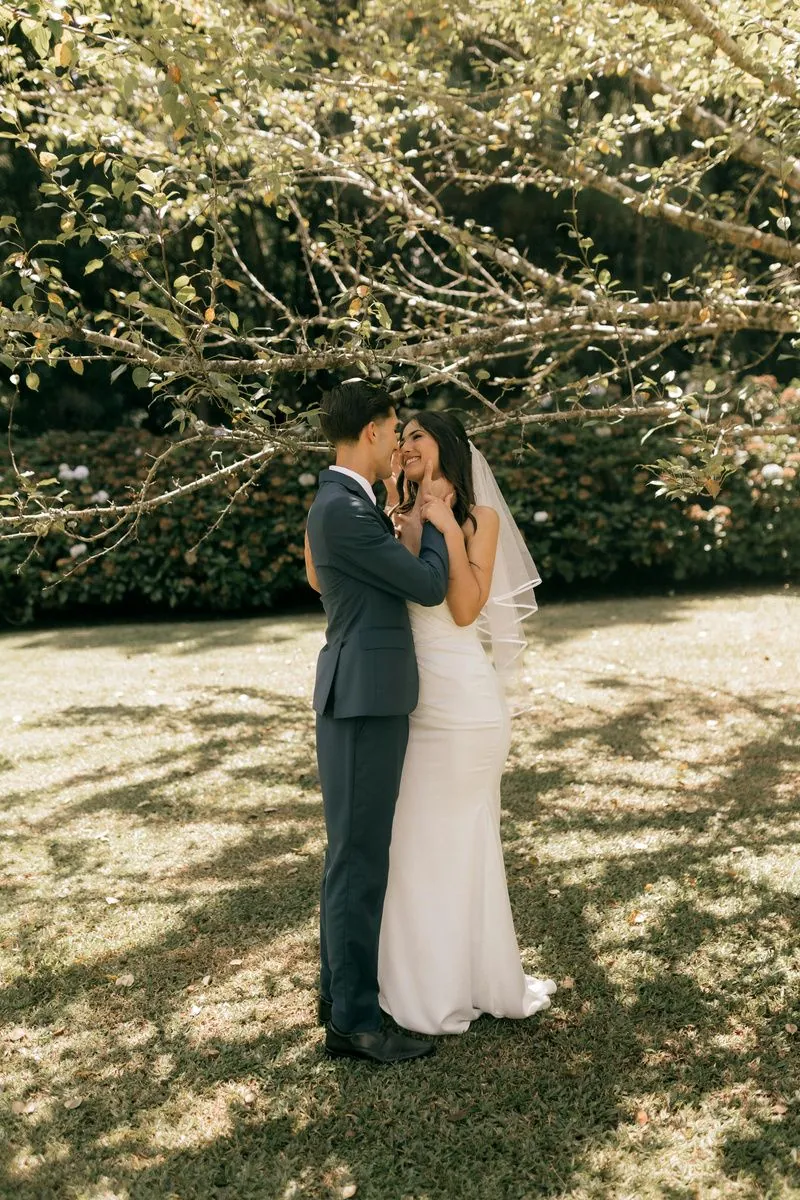 Pareja de novios en los jardines de la Quinta Las Tres Marías