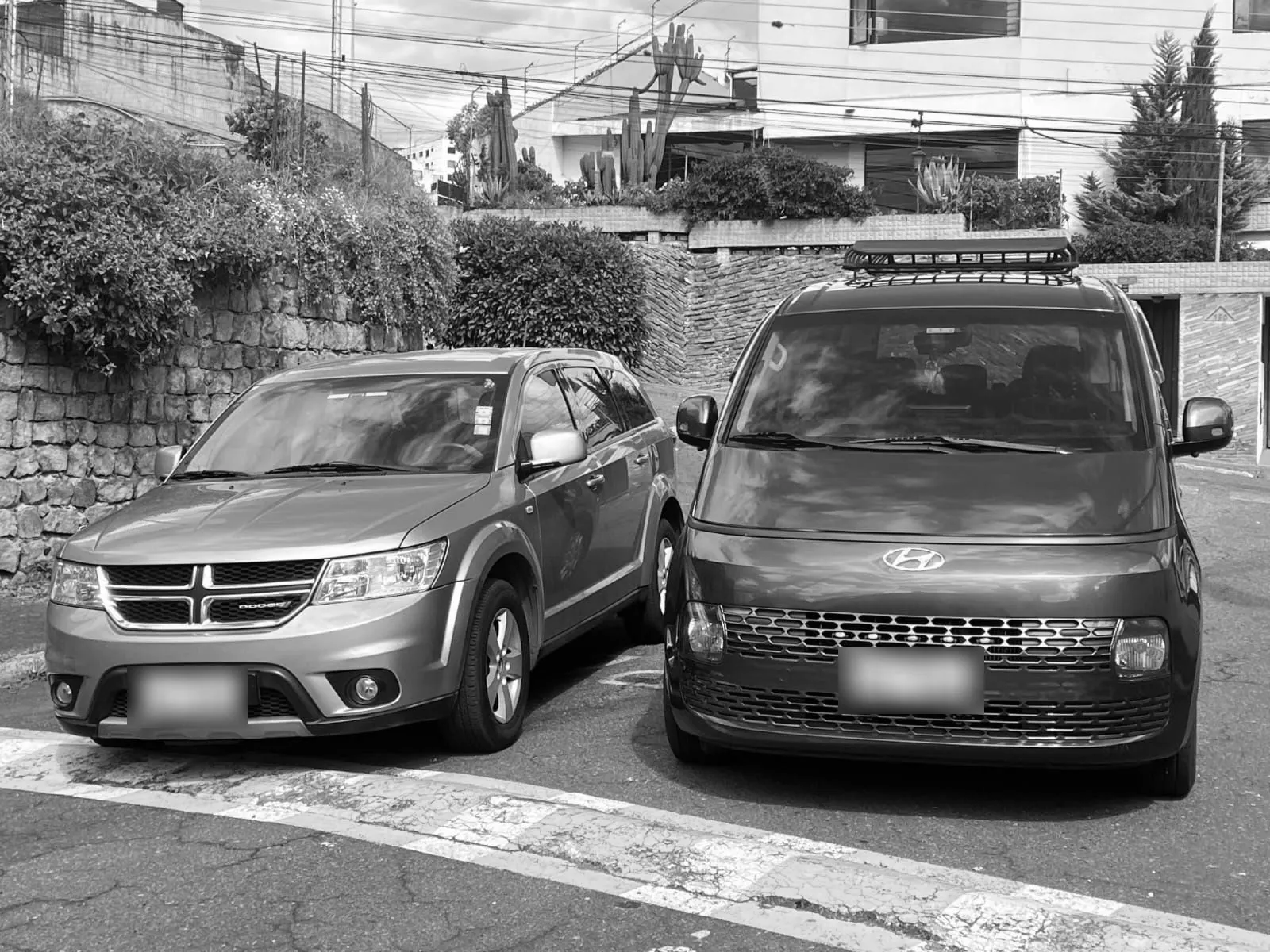 Una SUV Dodge Journey y una van Hyundai Staria de la flota, estacionadas lado a lado