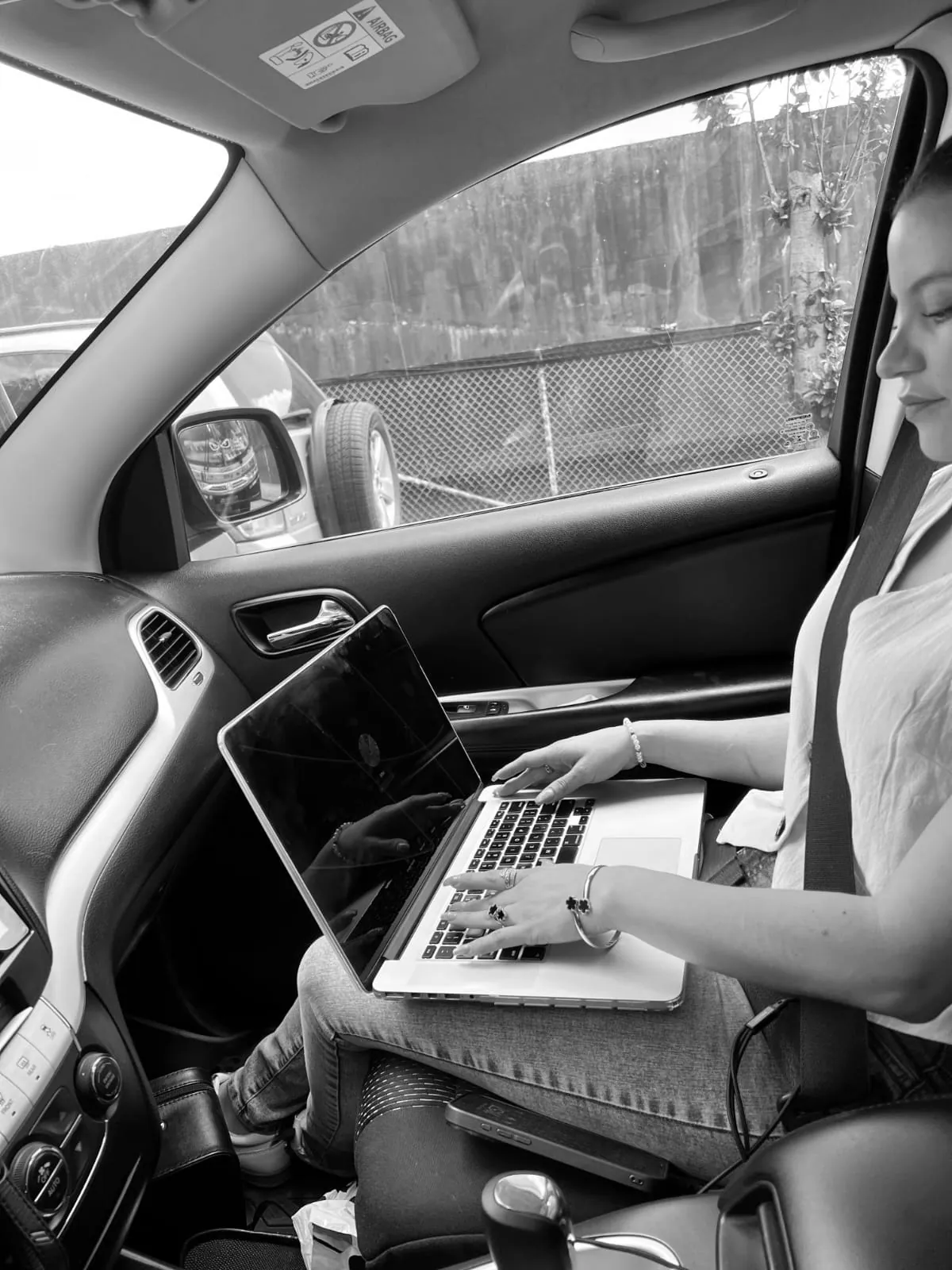 Pasajera trabajando en su laptop durante un traslado en una unidad de C.I.M
