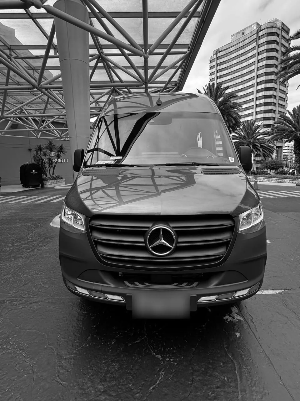 Van Mercedes-Benz Sprinter de C.I.M vista de frente, bajo la marquesina de un hotel