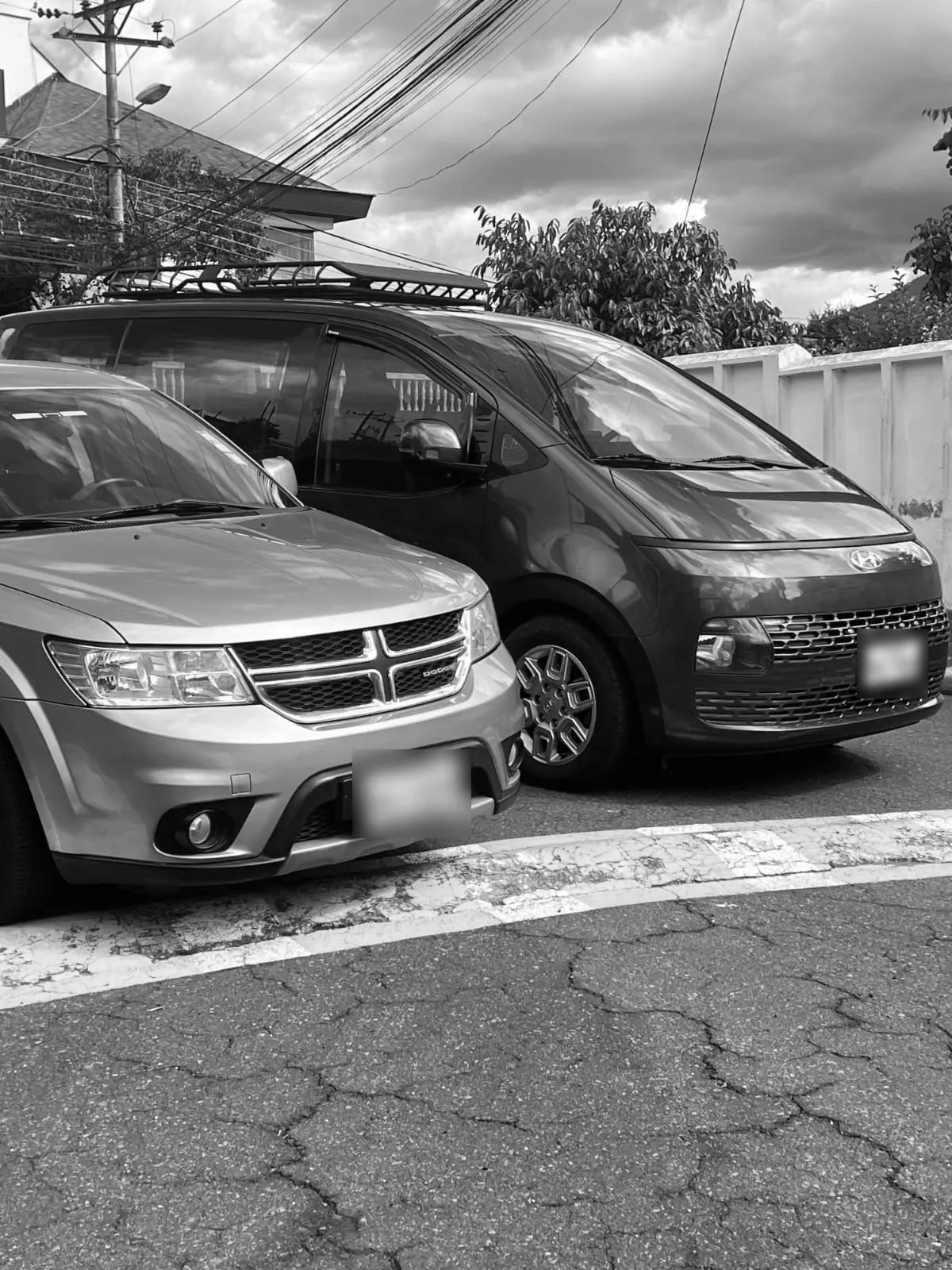 Van Hyundai Staria y SUV Dodge Journey de C.I.M estacionadas, listas para un servicio corporativo
